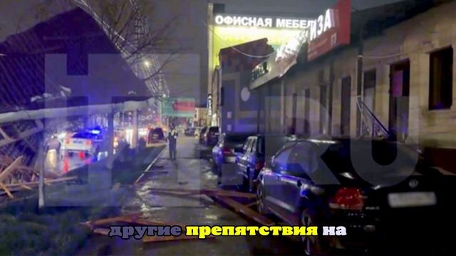 В Каспийске ветер сорвал крышу коммерческого здания, погиб человек