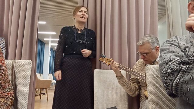 Звенит январская вьюга