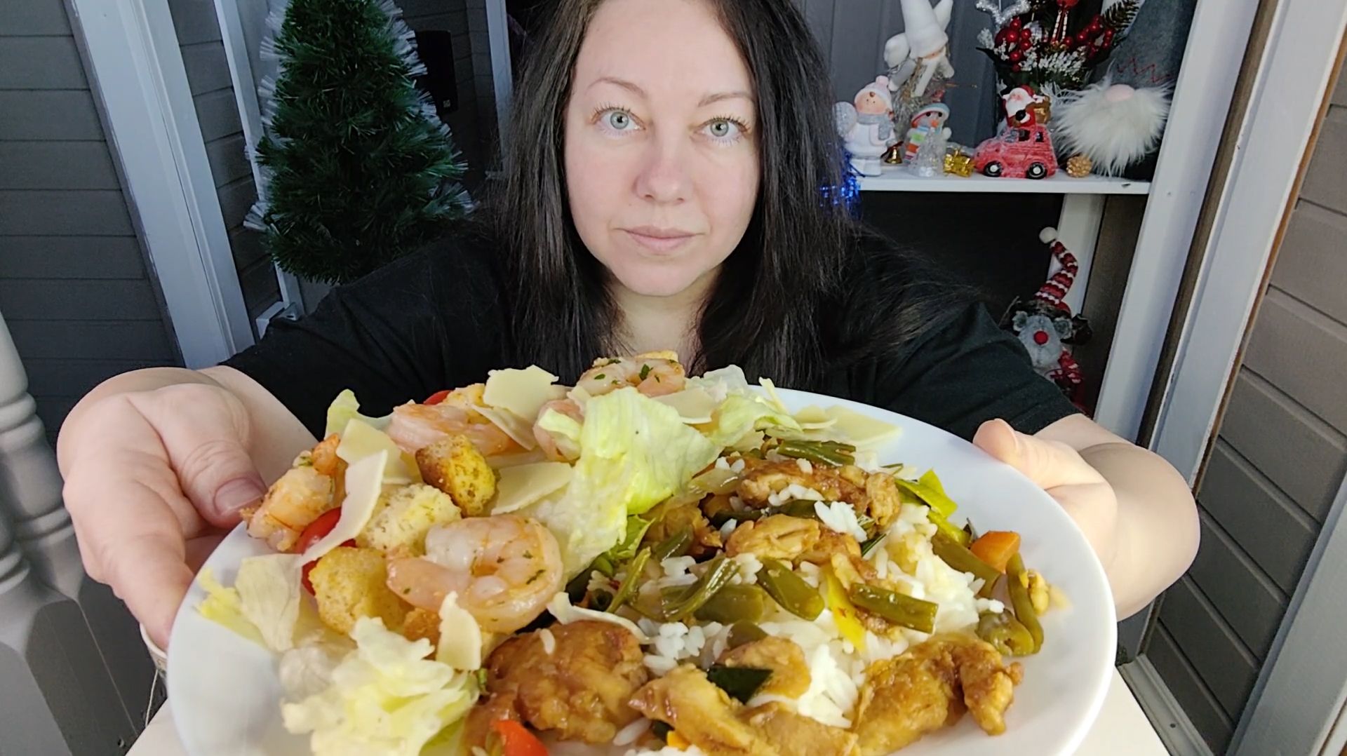 Мукбанг Курица с овощами по-тайски, рис, цезарь с креветками.