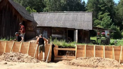 Семья купила старый заброшенный дом на опушке леса, чтобы дать ему вторую жизнь. Подпорная стена.