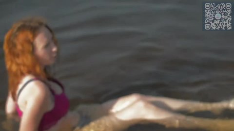 Красивая девушка в воде и купальнике.Эротика