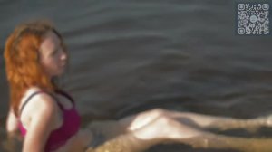 Красивая девушка в воде и купальнике.Эротика