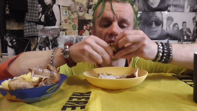 мукбанг морс клубничный картофельное пюре с жареные крылья и палтусовая камбола жареная