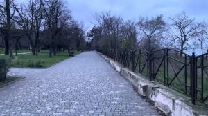 ОДЕССА 14 ДЕКАБРЯ 2025. ОГОНЬ У ПАМЯТНИКА МАТРОСУ-ПОТУХ! СЫРСКИЙ ГОВОРИТ ПО-УКРАИНСКИ. ШТРАФЫ В КАФЕ