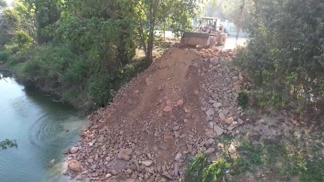 Строительство временной плотины для восстановления канала.