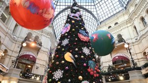 Москва. Новогодняя прогулка в ГУМе на Красной площади, снятая на камеру.