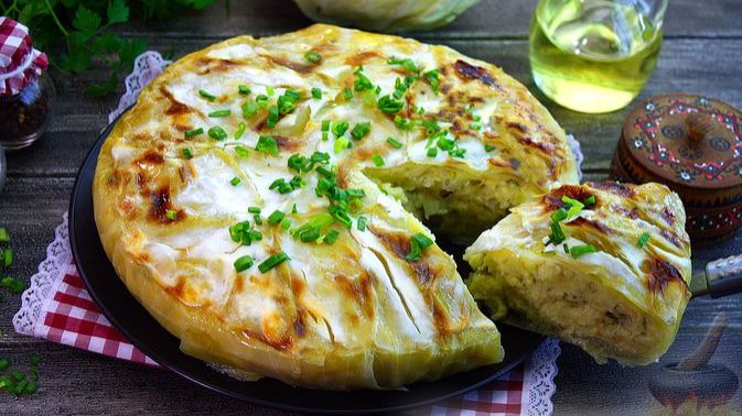 КАПУСТНАЯ ЗАПЕКАНКА С КАРТОФЕЛЕМ, СЫРОМ И САЛОМ