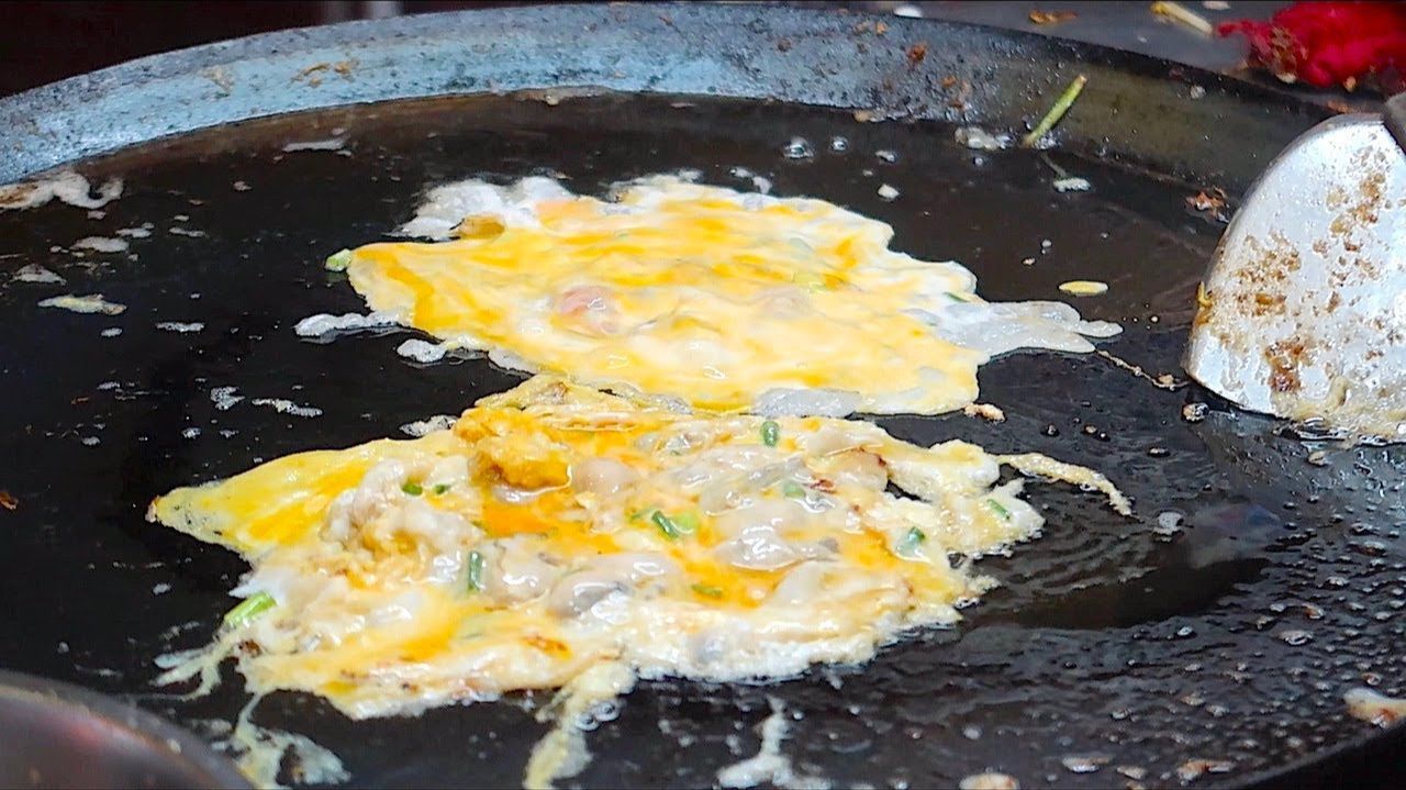 Хрустящие блинчики с морскими мидиями - уличная еда в китайском квартале Бангкока