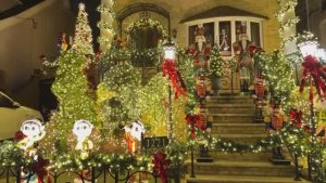 4K🇺🇸_2025_NYC - Brooklyn-Dyker_Heights_Christmas_Lights_Walking_Tour