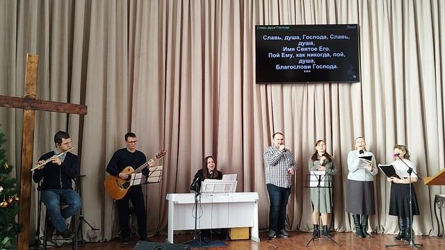 "Славь, душа, Господа!"; "Буду жить под защитой"