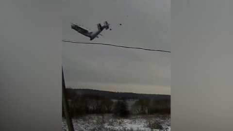 Появились кадры крушения самолета Ан-22 в Ивановской области
