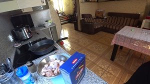 ПОШЛИ ГУЛЯТЬ ПО ПОСЕЛКУ С МАМОЙ И ДЕНИСОМ, ОПЯТЬ КОРМЛЮ АНДРЕЯ ВРЕДНОЙ ПИЩЕЙ