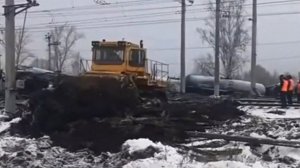 С места крушения в Пензенской области убрали 2 электровоза и 13 цистерн