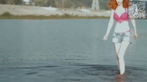 Девушка на песчаном пляже в купальнике.