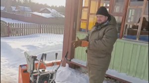 Снегоуборщик и Гришка в действии.