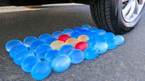 Машина давит предметы колесом! Эксперименты! Давим много шариков с водой 😃💧 Залипалка ASMR