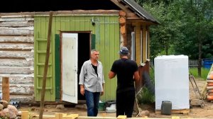 Тяжелый труд по восстановлению дома на Краю ЛесаПриготовление еды на открытом воздухе.