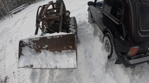 Гусеничный погрузчик вернулся на базу