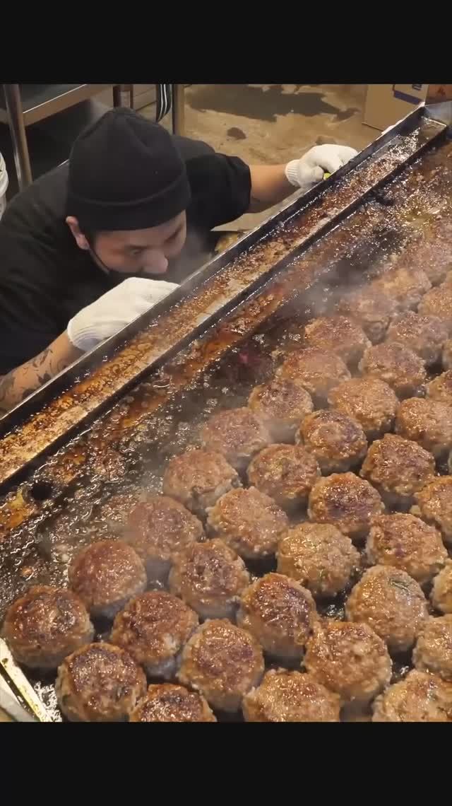 Аж слюни потекли. Вы тоже почувствовали запах котлеток? смотреть онлайн