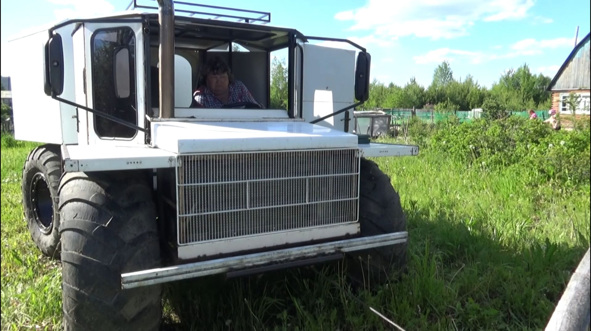 Окучиваем картофель с помощью лебёдки вездехода