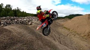 ВИДЕО ДЛЯ ДЕТЕЙ ТЕСТИРУЕМ БЫСТРЫЙ КРОССОВЫЙ МОТОЦИКЛ НА РАДИОУПРАВЛЕНИИ ИГРУШКИ МАШИНКИ