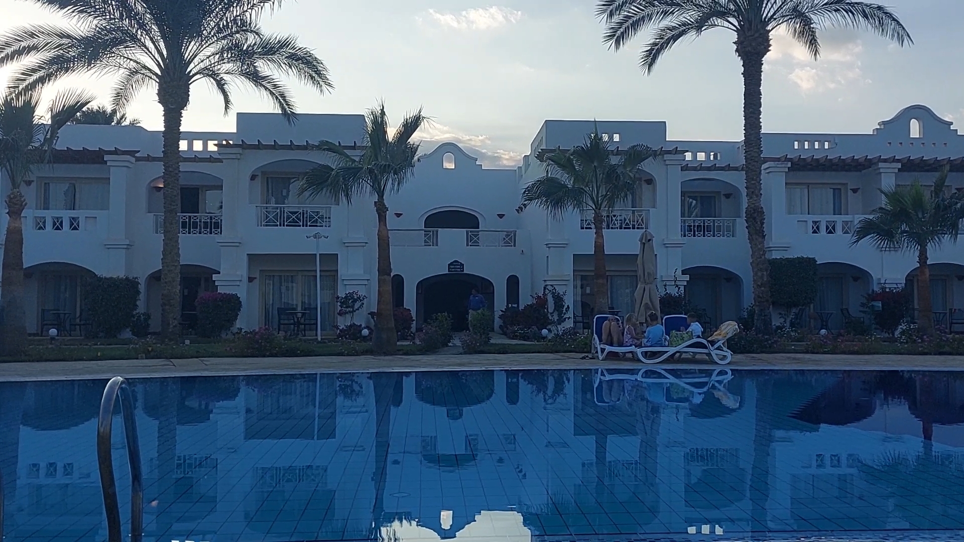 Загораем у Бассейна