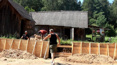 Семья купила старый заброшенный дом на опушке леса, чтобы дать ему вторую жизнь. Подпорная стена.