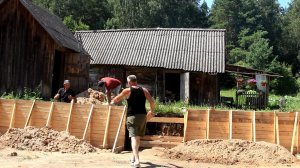 Семья купила старый заброшенный дом на опушке леса, чтобы дать ему вторую жизнь. Подпорная стена.