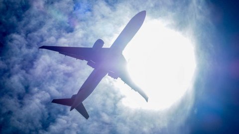 У следовавшего из США в Японию Boeing во время взлета отказал двигатель