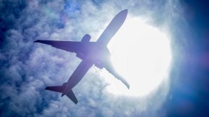 У следовавшего из США в Японию Boeing во время взлета отказал двигатель