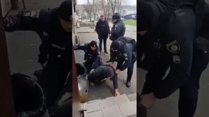 могилизации прямо в мусорный бак.Мусорка на привязи наверное часто ноги приделывали к ним