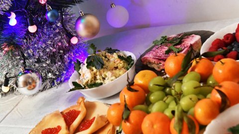 Средняя стоимость новогоднего стола в РФ составит 10 тыс. рублей