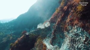 Опытный оператор экскаватора прокладывает самую опасную горную дорогу с помощью экскаватора Hyundai