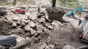 Строительство, экскаватор копает песок