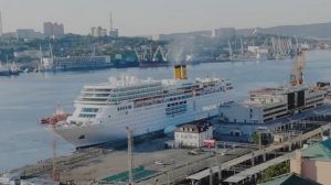 Наш белый лайнер у причала (Морской вокзал Владивосток)