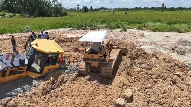 Спасение грузовика и бульдозера из грязи.