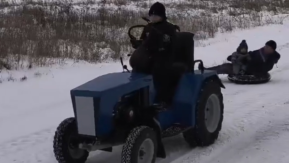 Зима. Снег. Василёк. Бублик. Покатушки.