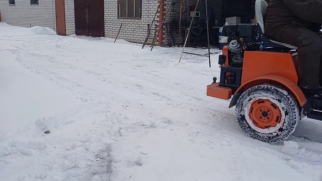 Мини погрузчик своими руками, чистим снег.