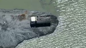 Лучший экшен по толканию камня!! Бульдозер SHANTUI заполняет озеро самосвалами