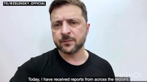 Зеленский обвинил Россию в нападении на корабль с гуманитарной помощью и призвал к мирным переговора