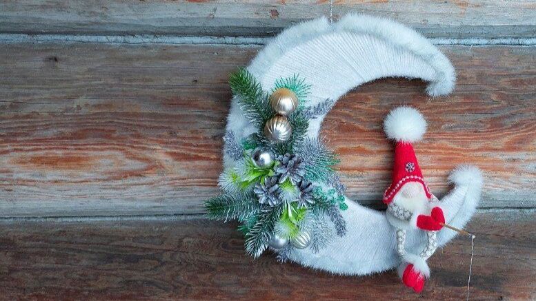 Новогодний месяц и миниатюрный Гномик.