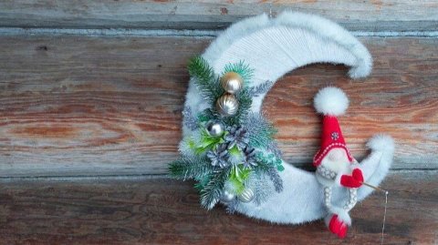 Новогодний месяц и миниатюрный Гномик.