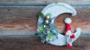 Новогодний месяц и миниатюрный Гномик.