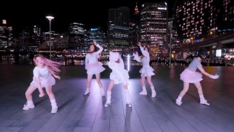 Танцевальная японская группа выступает в Австралии.