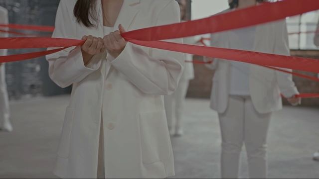 "Здесь, в этом дворе" Паэт,-