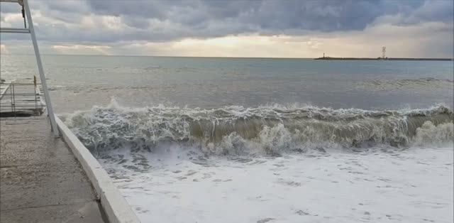 Штормище в Сочи 13 декабря 🌊Зима лютует на курорте! Закрытые пляжи, обстановка, декабрь-2025