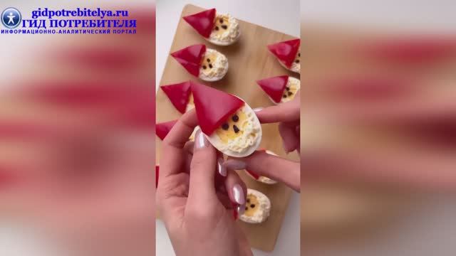 Новогодняя закуска из яиц Дед Морозики