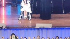 Поёт Монах Киприан,герой Советского Союза,с девочкой-инвалидом.Песня "Родина"