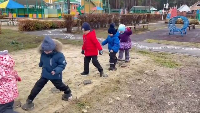 Фрагмент занятия по физ культуре на свежем воздухе