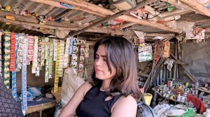 Мгновенное снятие стресса . Точечный массаж головы уличного парикмахера для красивой девушки